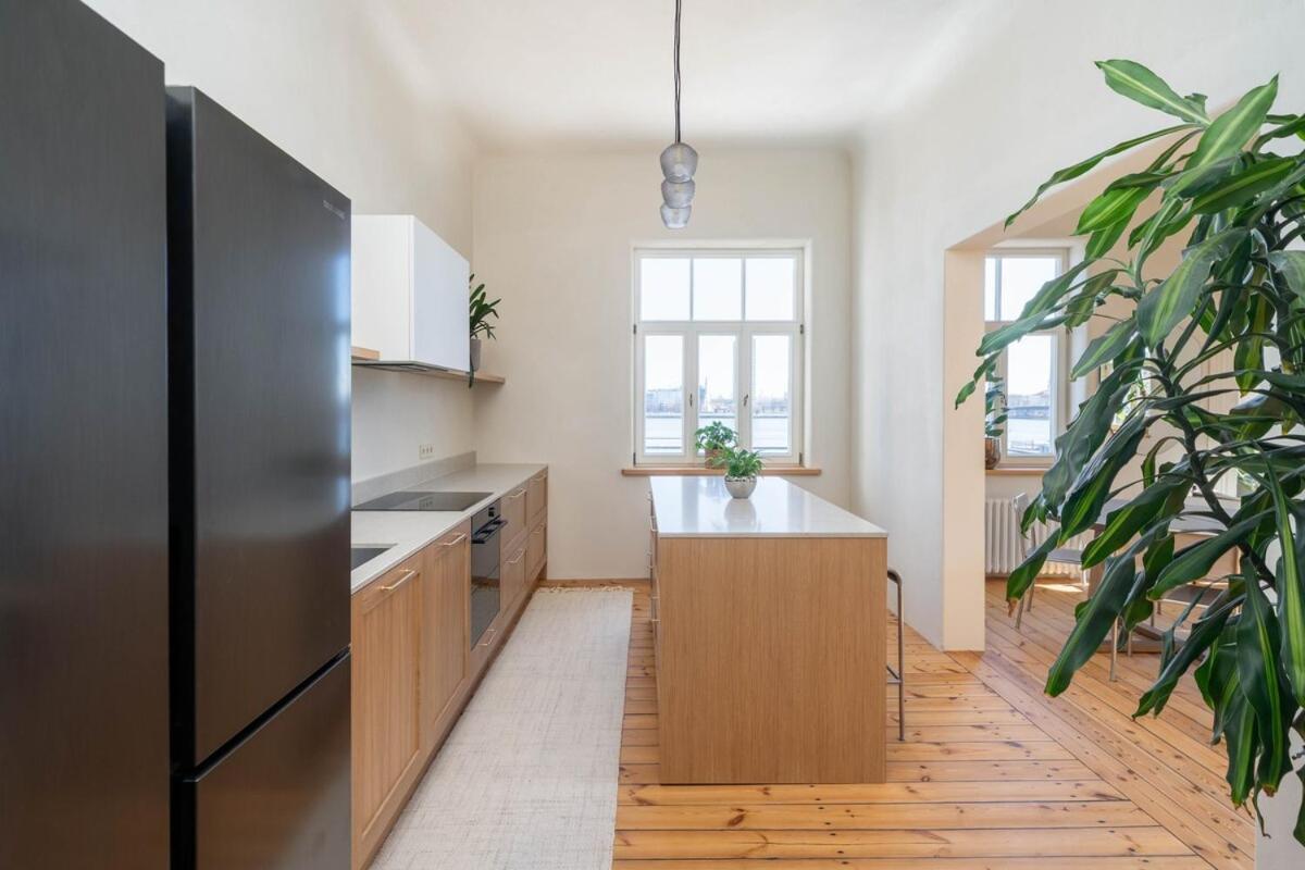 Dzīvoklis Charming Flat With Beautiful Riverside Views Riga